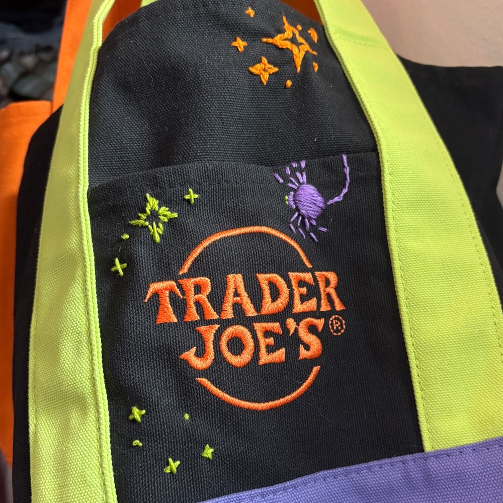 hand-embroidered ltd edition trader joe's halloween tote bag 🎃😈🍏